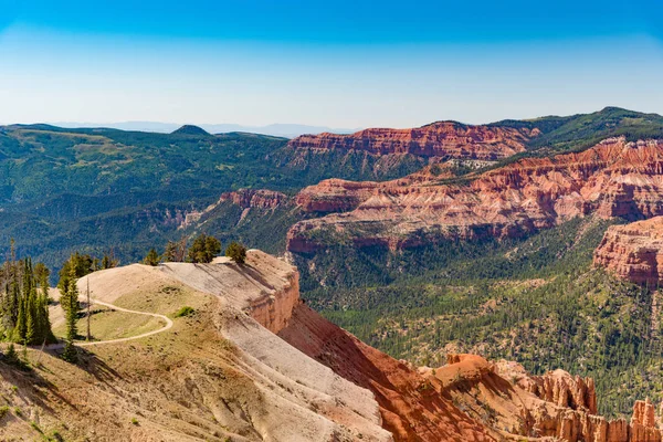 Cedar Breaks Ulusal Anıtı, yaz aylarında Utah bakmaktadır.
