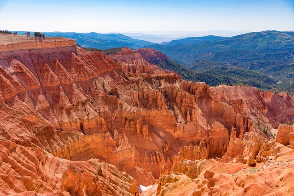 Cedar Breaks Ulusal Anıtı, yaz aylarında Utah bakmaktadır.