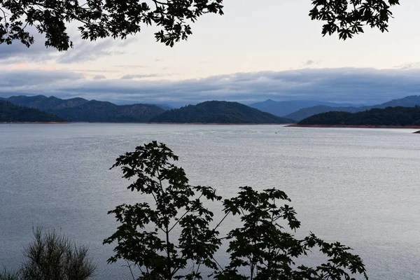 清晨俯瞰沙斯塔湖 — 图库照片