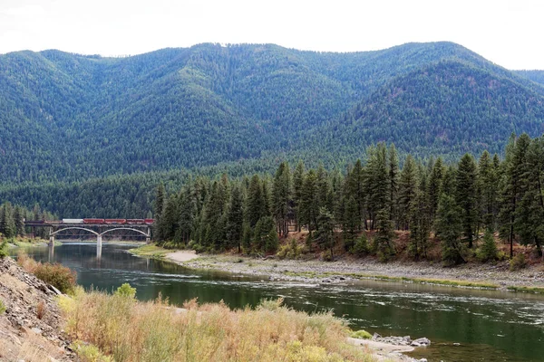 Ulusal Bison aralığı, Montana manzara otoyol ilerliyor