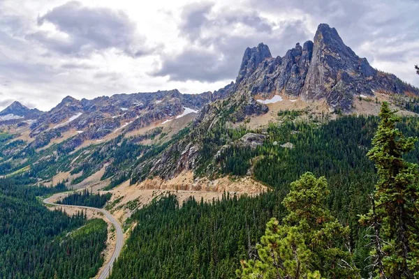 Liberty Bell Mountain Počátkem Zimy Věží Mimo Národní Park Severní — Stock fotografie