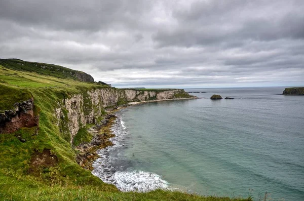 Falaises le long de la côte d'Irlande du Nord — Photo