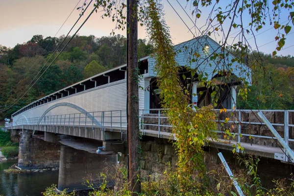 Puente cubierto de Filipos a lo largo de la ruta 250 — Foto de Stock