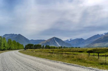 Glenorchy, Yeni Zelanda kırsalında kirli yol