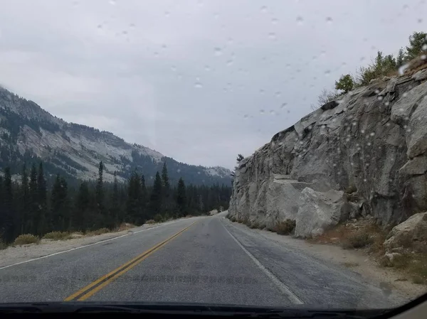 Pov θέα από το εσωτερικό ενός αυτοκινήτου σε μια βροχερή μέρα στο Yosemite National Park — Φωτογραφία Αρχείου