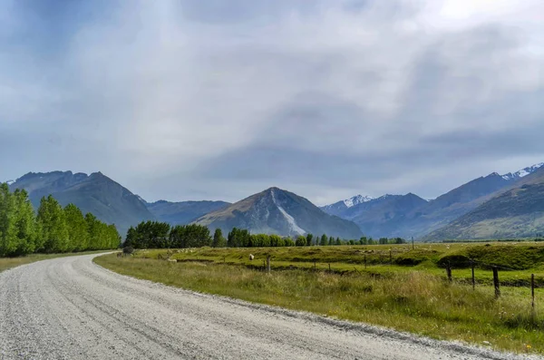 Camino de tierra a través del campo en Glenorchy, Nueva Zelanda — Foto de Stock