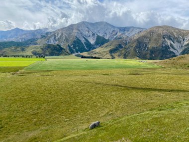 Yeni Zelanda 'nın güney adasındaki Castle Hill yakınlarında sıradağlar var.