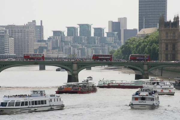 Lodě Podél Řeky Temže Londýně Velká Británie — Stock fotografie