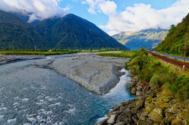 Yeni Zelanda, Arthurs Geçidi yakınlarındaki Büyük Alp otoyolu boyunca Aldatma Köprüsü.