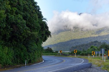 Büyük Alp Otoyolu, Güney Adası Yeni Zelanda 'da manzaralı bir yol.
