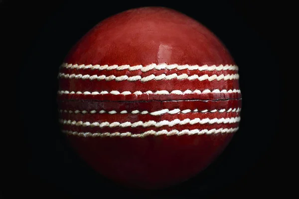 縫い目を示す革クリケット ボールのクローズ アップ — ストック写真