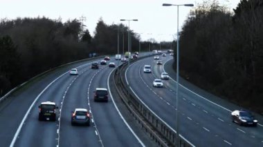 Gün ışığından yararlanma otobandan karanlık trafik Timelapse