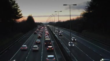 Timelapse, Rating üzerinde otoyol üzerinden karanlık yoluyla gündoğumu için gün