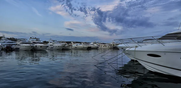 Båtar i marina — Stockfoto