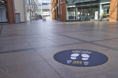 High Wycombe, İngiltere-14 Haziran 2020: Covid19 salgınından sonra mağazaların yeniden açılması için alışveriş merkezinin zemininde 2 metre sosyal mesafe işareti