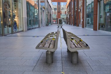 High Wycombe, İngiltere-14 Haziran 2020: Covid19 salgınından sonra mağazaların yeniden açılması için alışveriş merkezindeki koltuklar bantlandı