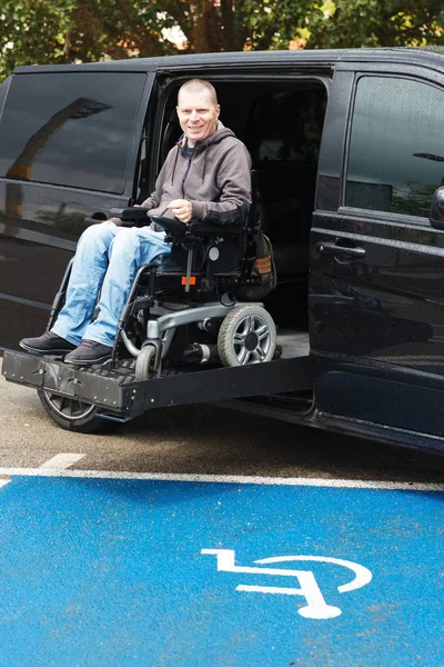Hombre Discapacitado Silla Ruedas Coche Ascensor — Foto de Stock