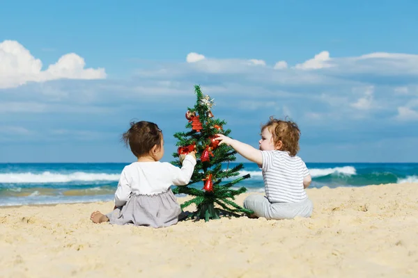 Счастливые Дети Елкой Пляже — стоковое фото