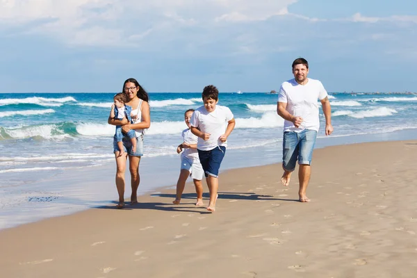 快乐的家庭一起走在沙滩上 — 图库照片
