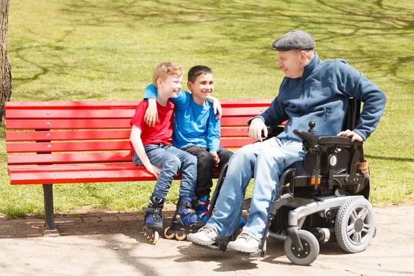 Disabled dad play with sons — Stock Photo, Image