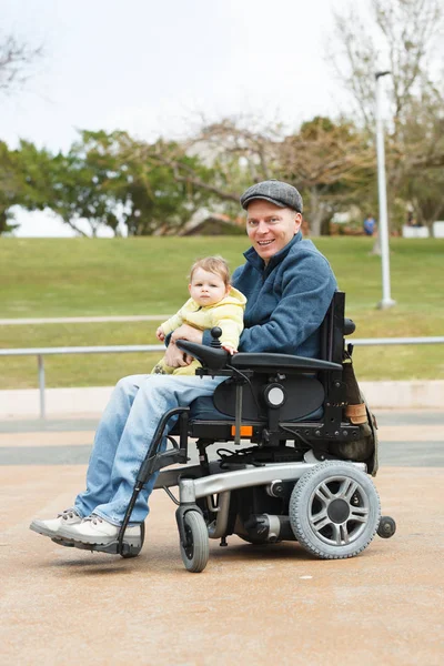 Papa handicapé jouer avec son fils — Photo