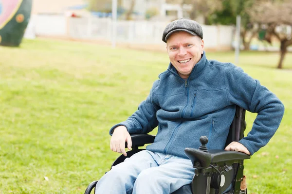 Sorridente disabile uomo — Foto Stock