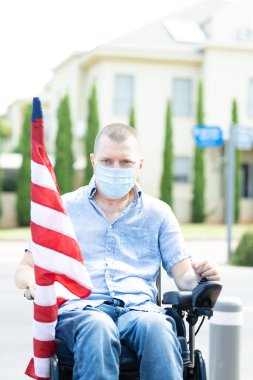 Tekerlekli sandalyedeki Amerikan. ABD bayrağı