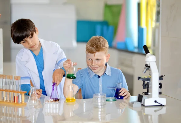 Dois Assistentes Laboratório Crianças Realizam Experimentos Com Líquidos Coloridos — Fotografia de Stock