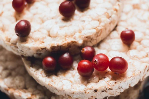 Seçilen tahıllar çeşitli çeşitleri ekmek kahvaltı hazırlanması halkalar tarafından hazırlanan ve kırmızı, taze kızılcık serpilir, üst üste yalan. Bir kişi için sağlıklı ve vitaminli gıda.