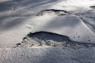 Yol yüzeyi ortaya çıktığı ve çukurlar tamir. Sorumsuzluk ve uygunsuzluk sorun gereksinimleri ile. Yol yüzeyi tamiri yok sayılıyor.