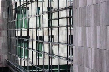 Bir çok katlı binanın en iyi vitrinler şehirde bir parçası yansıması.