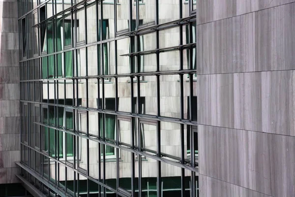 Bir çok katlı binanın en iyi vitrinler şehirde bir parçası yansıması.