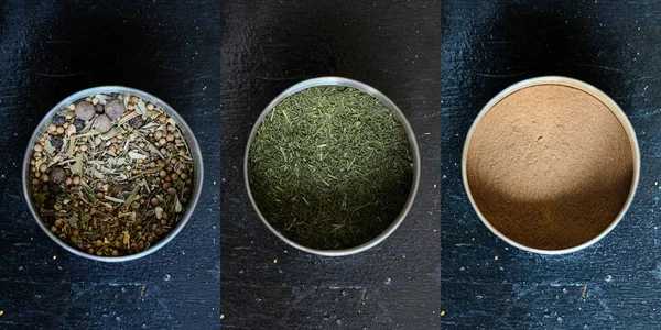 Bir dizi için depolama kavanozlar içinde çeşitli baharatlar çok renkli bir arka plan üzerinde durmak. Kaplıcalar lezzetli yemek için hazır mısınız.