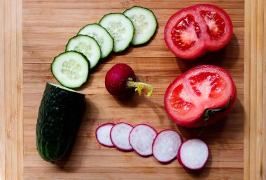 Sebze, salatalık, turp ve domates halkalara kesilir.