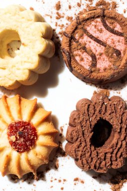 Çikolata, reçel ve lezzetli, lezzetli dolgu ile farklı tanımlama kümesi ile taze zemin kakao serpilir.