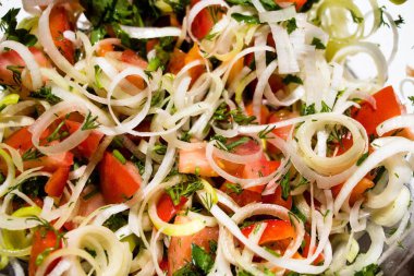 Vitamini salata sebze üzerinden. Malzemeler - pırasa, Bulgar kırmızı biber, kırmızı domates hazırlanır. Vejetaryen ve mükemmel şekli ve sağlık bakımı için mükemmel gıda.