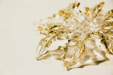 Bir Noel ağacı süsleme için çiçek şeklindeki beyaz bir arka plan üzerinde güzel Noel dekorasyon