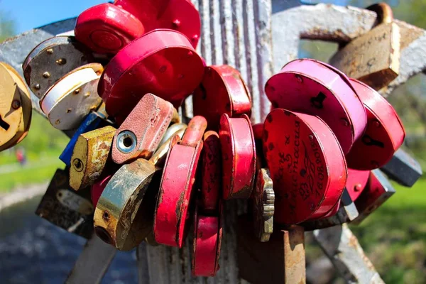 Beaucoup Serrures Différentes Couleurs Attachées Seul Endroit — Photo