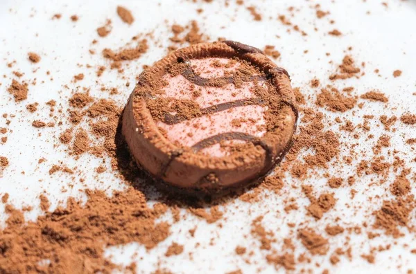 Kiraz, pembe bir lezzetli kurabiye çikolatayla döktü ve zemin kakao ile serpilir.