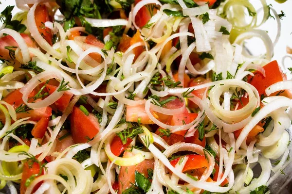 Vitamini salata sebze üzerinden. Malzemeler - pırasa, Bulgar kırmızı biber, kırmızı domates hazırlanır. Vejetaryen ve mükemmel şekli ve sağlık bakımı için mükemmel gıda.