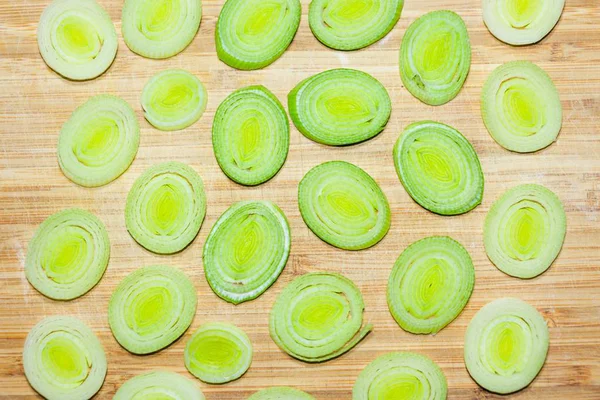 Yeşil ve taze pırasa salata halkalar halinde kesilmiş.