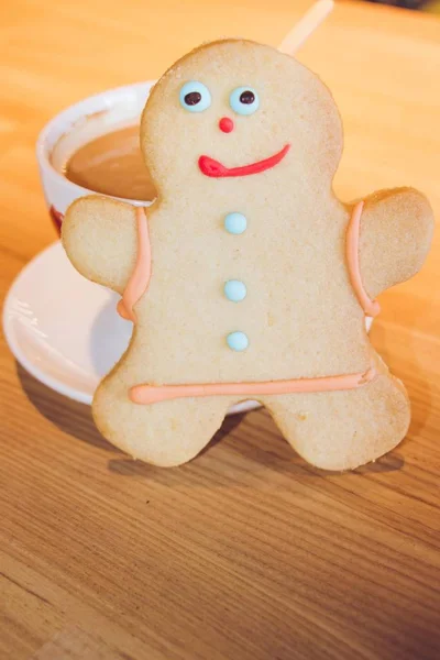 Zencefilli kurabiye adam ahşap bir masa kahve ile