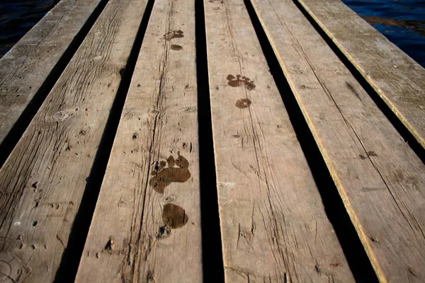 Einem Sommertag Der Seebrücke Die Direkt Die Wasseroberfläche Des Sees — Stockfoto