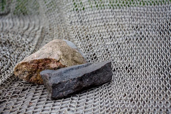 Duas Pedras Frias Estão Rede Para Captura Peixes — Fotografia de Stock