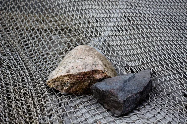 Balık yakalamak için net iki soğuk taşlar yalan