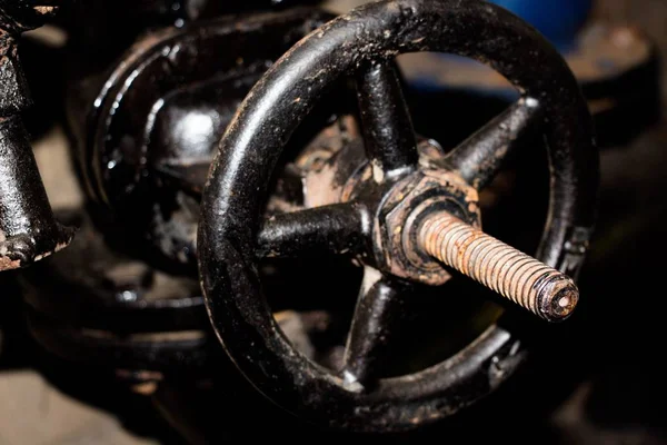 Bir nargile ısıtma sisteminde siyah renk büyük metal kapak