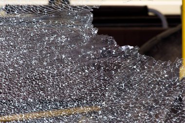 Kırık yan araç penceresinde. Cam kırık sonra o kırık ve bir kafes gibi görünüyordu. Nesne atmak tehlikeli olduktan sonra kaldı deliğin.