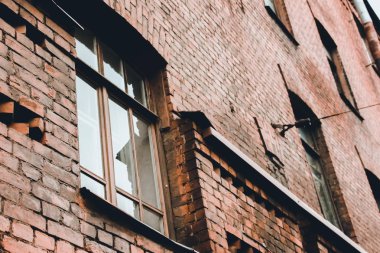 Eski bir tuğla bina büyük pencereler. Bina on dokuzuncu yüzyılda inşa edilmiş, çatı stili kökenli bu evlerde oldu.