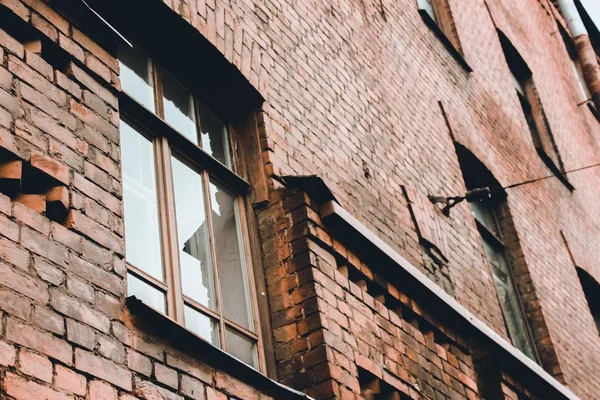 Eski bir tuğla bina büyük pencereler. Bina on dokuzuncu yüzyılda inşa edilmiş, çatı stili kökenli bu evlerde oldu.