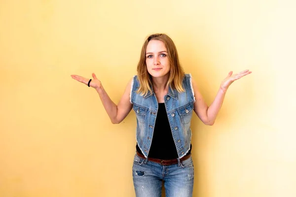 Sarı bir arka plan üzerinde onun saç duran güzel kızla. O ne oluyor ve bütün elleriyle gösterir bilmiyor.